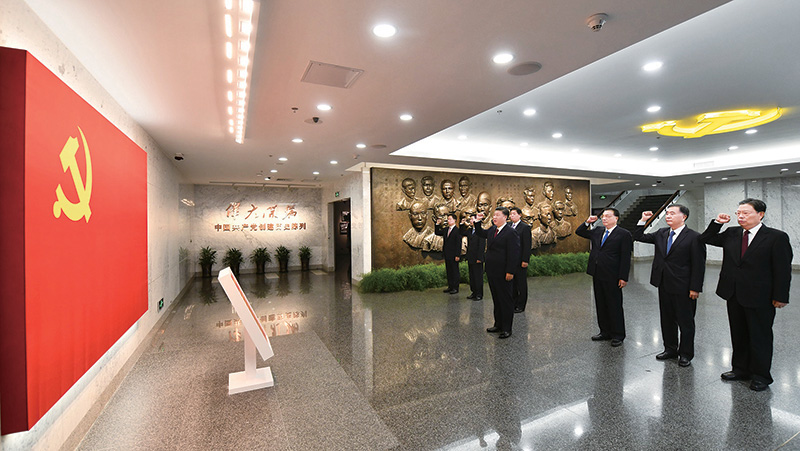 2017年10月31日，中共中央總書記、國家主席、中央軍委主席習(xí)近平帶領(lǐng)中共中央政治局常委李克強(qiáng)、栗戰(zhàn)書、汪洋、王滬寧、趙樂際、韓正，瞻仰上海中共一大會(huì)址和浙江嘉興南湖紅船。這是31日上午，在上海中共一大會(huì)址紀(jì)念館，習(xí)近平帶領(lǐng)其他中共中央政治局常委同志一起重溫入黨誓詞。 