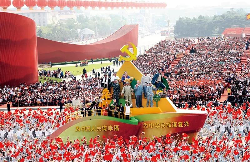 2019年10月1日上午，慶祝中華人民共和國成立70周年大會在北京天安門廣場隆重舉行。這是群眾游行中的“不忘初心”方陣。新華社記者 蘭紅光/攝