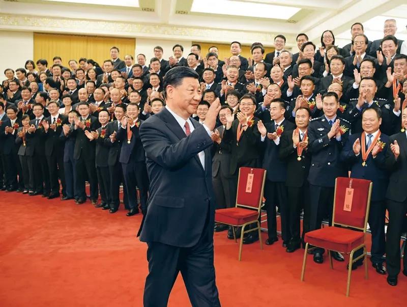 2019年6月25日，黨和國家領(lǐng)導人習近平、李克強、王滬寧等在北京人民大會堂會見第九屆全國“人民滿意的公務(wù)員”和“人民滿意的公務(wù)員集體”受表彰代表。新華社記者 李學仁/攝